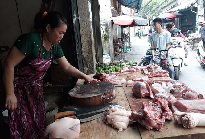 Sức tiêu thụ thịt lợn ở Hà Nội giảm do dịch tả lợn châu Phi Do thông tin về dịch tả lợn châu Phi, sức sức tiêu thụ thịt lợn ở các chợ tại Hà Nội có giảm.