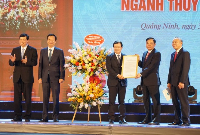 Tổng Bí thư, Chủ tịch nước gửi thư chúc mừng 60 năm truyền thống ngành Thủy sản Phó Thủ tướng Trịnh Đình Dũng trao bức thư chúc mừng của Tổng Bí thư, Chủ tịch nước Nguyễn Phú Trọng cho lãnh đạo Bộ NN&PTNT, Tổng cục Thủy sản nhân dịp 60 năm ngày truyền thống ngành Thủy sản.