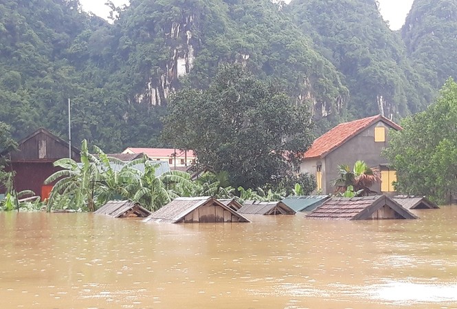 Áp thấp nhiệt đới kỳ dị gây mưa lũ, làm 7 người chết, mất tích Nhiều khu vực ở Quảng Bình bị ngập tới nóc nhà, bị cô lập, chia cắt