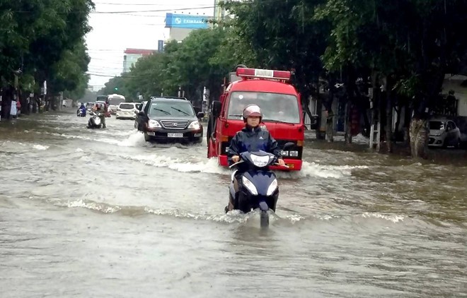 Mưa lũ ở miền Trung kéo dài đến khi nào? Thành phố Vinh (Nghệ An) bị ngập nặng sau những đợt mưa lớn vừa qua.