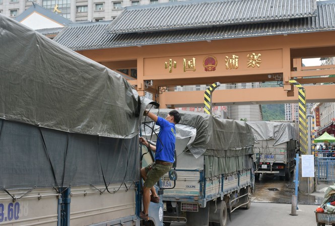 Vì sao 500 xe nông sản Việt Nam bị 'tắc' ở cửa khẩu Tân Thanh? Phía Trung Quốc đang áp dụng việc kiểm soát gắt gao với nông sản của Việt Nam, khiến nhiều xe hàng chậm thông quan.