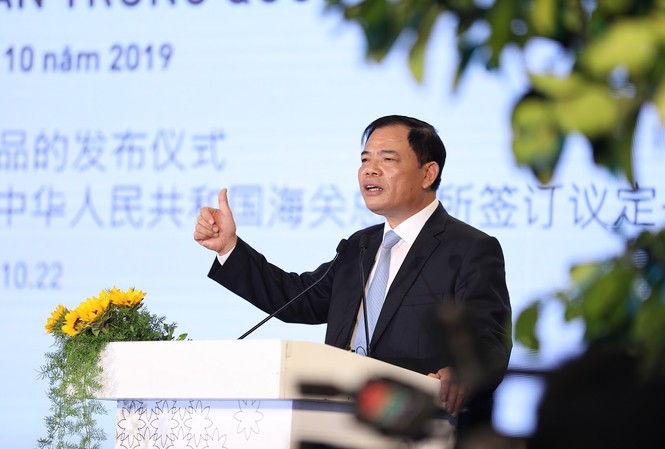 Việt Nam xuất khẩu lô sữa chính ngạch đầu tiên sang Trung Quốc Bộ trưởng NN&PTNT Nguyễn Xuân Cường cho biết, Trung Quốc là thị trường nhập khẩu sữa rất lớn và đây là cơ hội của các doanh nghiệp Việt Nam.