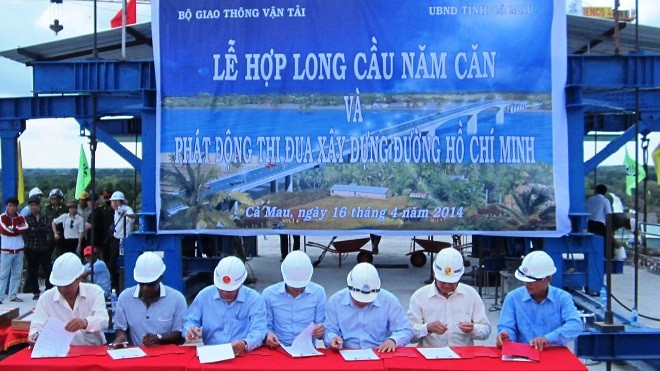 Hợp long cầu Năm Căn Các đơn vị tham gia ký kết thi đua hoàn thành dự án.