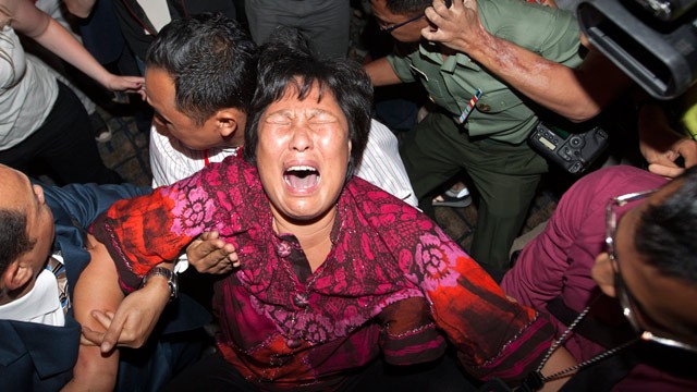 Sắp tổ chức đám tang đầu tiên cho hành khách MH370 Người thân đau đớn khi nhận được tin MH370 biến mất.