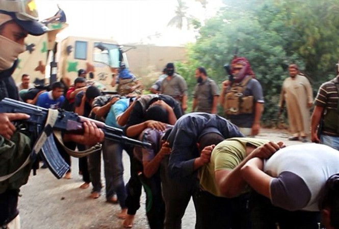 Phiến quân thảm sát tập thể 170 binh sỹ Iraq Tay súng bịt mặt áp giải binh sỹ Iraq