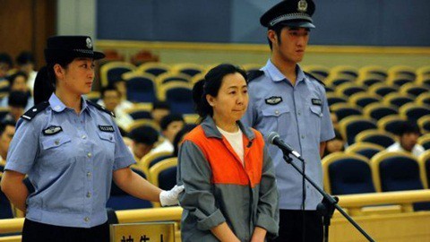 Ngày càng nhiều nữ tham quan dính vòng lao lý Một nữ quan chức phải hầu tòa
