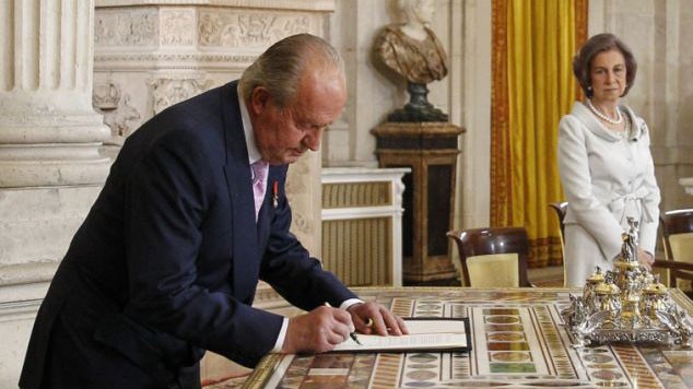 Cận cảnh Lễ thoái vị của vua Juan Carlos Vua Juan Carlos kí vào văn bản thoái vị, nhường ngôi cho thái tử Felipe