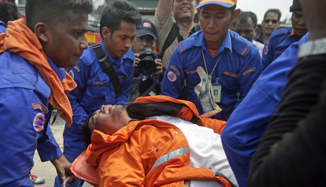 Thuyền chở 80 người bị đắm ở ngoài khơi Malaysia Hồi tháng 6, một chiếc thuyền chở người nhập cư Indonesia cũng bị chìm ở ngoài khơi Malaysia