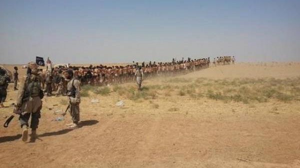 Phiến quân Hồi giáo tuyên bố hành quyết nhiều lính Syria Hàng trăm người được cho là binh sỹ Syria cởi trần bị dẫn tới một sa mạc.