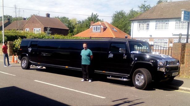 Thuê siêu xe limousine chở… người di cư Chiếc xe limousine Hummer được Serco thuê để chở người di cư.