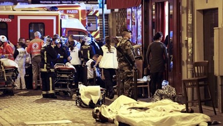 Một kẻ khủng bố Paris đội lốt người tị nạn vào Pháp Cấp cứu người bị nạn trong vụ khủng bố Paris đêm 13/11