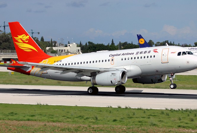 Nữ hành khách dọa tự tử, đòi mở cửa máy bay giữa trời Một chiếc máy bay của hãng Capital Airlines.