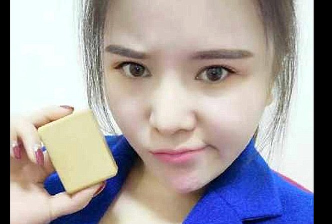 Dậy sóng chuyện cô gái hút mỡ làm xà phòng tặng bạn trai cũ Cô gái cầm bánh xà phòng làm từ chính mỡ của mình