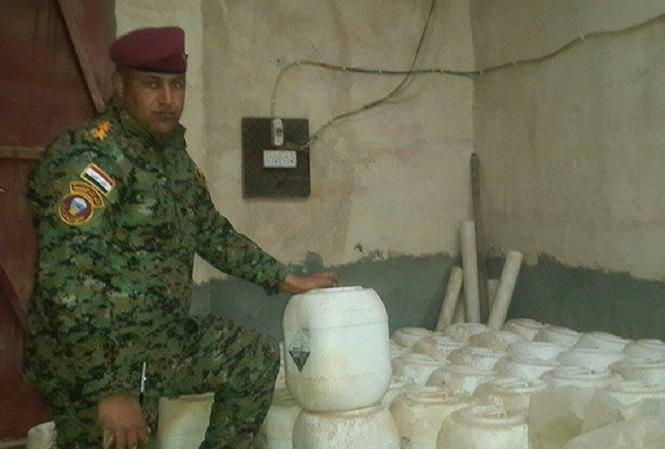 Phát hiện IS dùng vũ khí hóa học ở Iraq Binh sỹ Iraq bên cạnh những thùng trắng chứa vũ khí hóa học của IS
