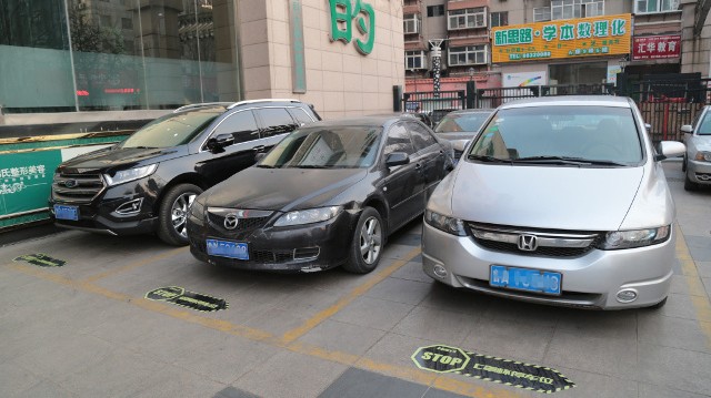 Xếp chỗ đỗ ô tô cho quý bà theo kích cỡ 'vòng 1' Bãi đỗ xe lạ lùng dựa vào kích cỡ áo ngực ở một thẩm mỹ viện ở Sơn Đông, Trung Quốc