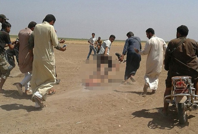 Thi thể quân nhân Nga bị kéo lê ở Syria? Thi thể được cho là quân nhân Nga bị kéo lê trên đường gần nơi chiếc Mi-8 bị bắn hạ hôm 1/8