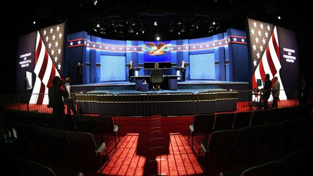 Trump sử dụng chiêu bài cũ trong cuộc tranh luận lần 3 Sân khấu tại Đại học Nevada, nơi 2 ứng viên đang có cuộc tranh luận nảy lửa