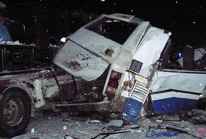 Xe bus và xe tải đâm nhau kinh hoàng, 9 em bé chết thảm Hiện trường vụ tai nạn kinh hoàng
