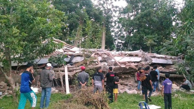 92 người chết vì động đất, Tổng thống Indonesia lệnh dồn mọi nỗ lực cứu hộ Một ngôi nhà bị sụp đổ hoàn toàn sau động đất