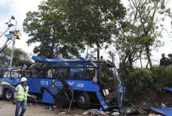 Xe bus đâm cột điện, 14 người chết thảm Chiếc xe nát bét sau vụ tai nạn kinh hoàng khiến 14 người thiệt mạng.