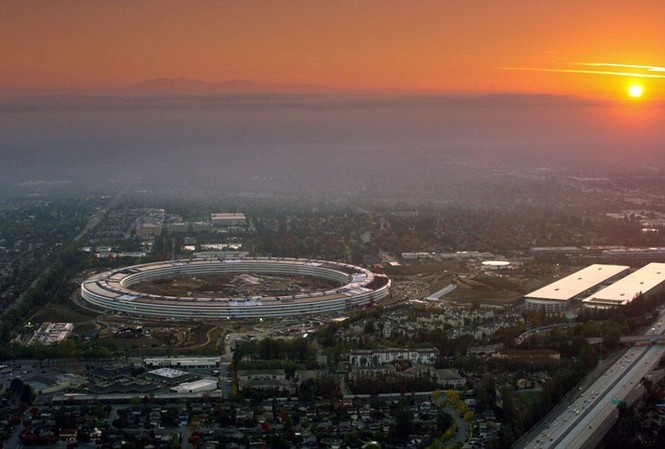 Cận cảnh trụ sở 'phi thuyền' 5 tỷ USD của Apple Mang tên Apple Park nhưng trụ sở chính mới của Apple còn được mệnh danh là "phi thuyền không gian" vởi kiến trúc giống như một chiếc đĩa bay.