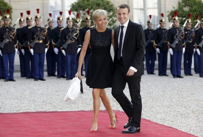 Chuyện tình kỳ lạ của ứng viên Tổng thống Pháp Macron Ứng viên Tổng thống Pháp Emmanuel Macron tình tứ bên người vợ hơn 24 tuổi.