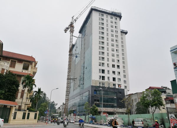 Vì sao chưa phá dỡ tiếp phần vi phạm nhà 8B Lê Trực? Việc phá dỡ phần vi phạm của công trình 8B Lê Trực "án binh bất động" từ tháng 11/2016.