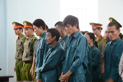 6 bị cáo gây rối ở Bình Thuận lãnh tổng 168 tháng tù giam Các bị cáo tại phiên tòa