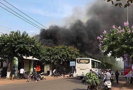 Nhà hàng cháy lớn 6 người tử vong: Nghi do hàn xì Nhà hàng cháy lớn, khói bốc ngút trời.