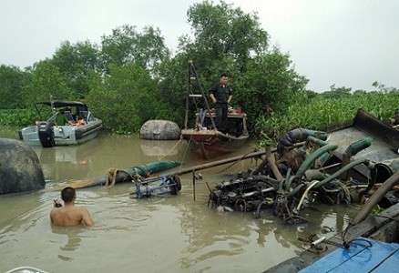 Vây bắt 11 ghe khai thác cát trái phép trên sông Đồng Nai Vây bắt 11 ghe khai thác cát trái phép trên sông Đồng Nai