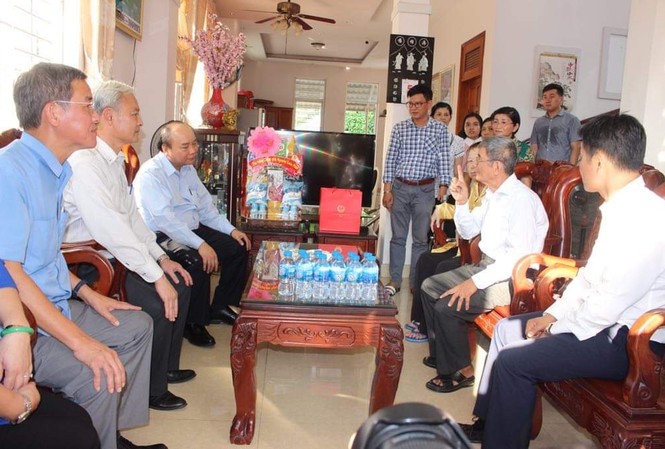 Thủ tướng Chính phủ Nguyễn Xuân Phúc thăm gia đình chính sách ở Đồng Nai Thủ tướng Chính phủ Nguyễn Xuân Phúc thăm, tặng quà gia đình mẹ liệt sĩ Ngô Bạch Tuyết