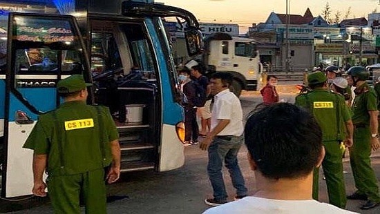 Cướp xong tiền, 2 tên cướp hung hãn chém xe máy của người đi trên phố Công an khám nghiệm hiện trường xảy ra vụ việc