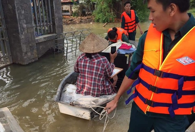 Thủy điện tăng cường xả lũ, hàng trăm ngôi nhà ngập trong biển nước Thủy điện tăng cường xả lũ, hàng trăm ngôi nhà ngập trong biển nước