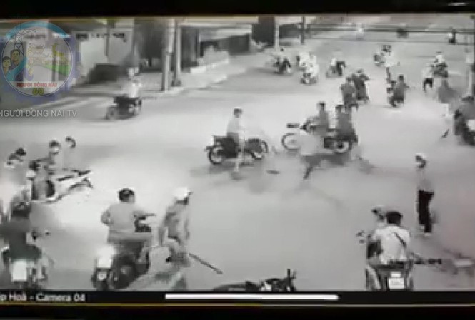 Hàng chục người vác mã tấu gây náo loạn, quây công an ở Biên Hòa Hàng chục người vác mã tấu gây náo loạn, quây công an ở Biên Hòa
