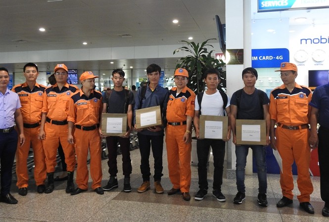 Bốn thuyền viên bị nạn trên vùng biển Nam Phi về nước an toàn Các thuyền viên được cứu sống và đại diện cơ quan chức năng, doanh nghiệp tại Sân bay Nội Bài