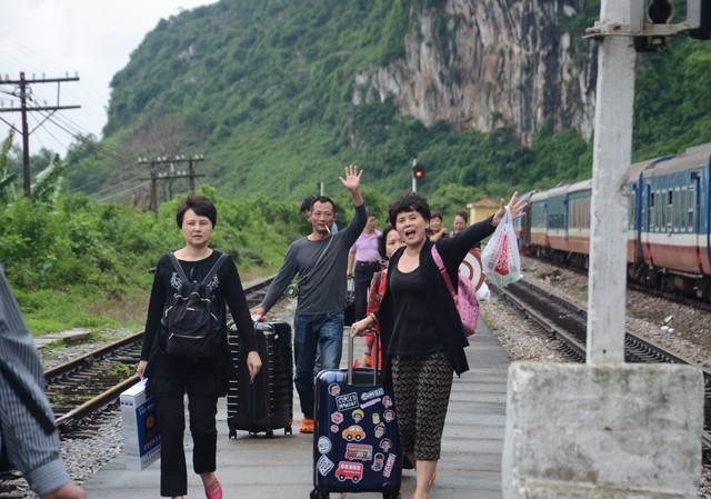 Từ nay đường sắt sẽ không chạy tàu vào vùng có bão Hành khách tàu SE 19 được giải cứu sau khi tàu bị mắc kẹt tại ga Lệ Sơn (một ga xép tại Tuyên Hoá, Quảng Bình) trong cơn bão tháng 10/2016. Ảnh báo Giao thông.