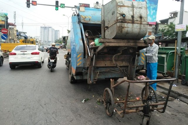 Cận cảnh xe rác, thùng rác cản đường Hà Nội giữa giờ cao điểm Bãi trung chuyển rác giữa nút giao Minh Khai và đê Nguyễn Khoái (quận Hai Bà Trưng – Hà Nội) hoạt động đúng giờ cao điểm
