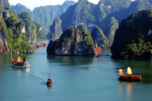 Hải Phòng tăng phí thăm quan vịnh Cát Bà 750%, doanh nghiệp kêu cứu Tàu du lịch trên vịnh Cát Bà