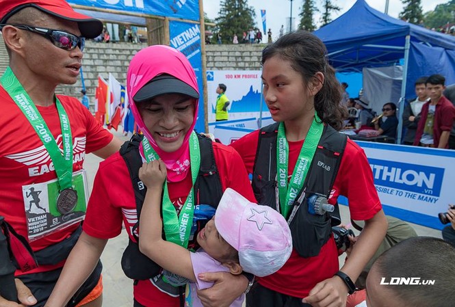Gia đình trên đường chạy Tiền Phong Marathon 2019 Gia đình luật sư Phạm Thành Long về đich sau giải chạy tại Sa Pa năm 2018