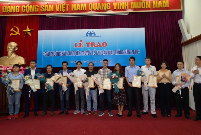 Báo Tiền Phong đạt giải ba thi viết về an toàn giao thông Tác giả Võ Hóa (thứ 2 từ bên trái sang) đại diện nhóm tác giả nhận giải