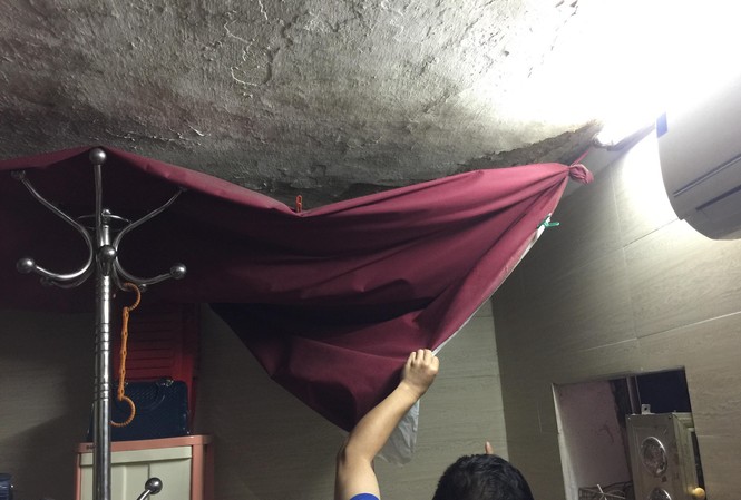 Dân khốn đốn vì sống ẩm dột nhiều năm không được 'giải cứu' Khoảng 20/24m2 trần nhà anh Huy bị ngấm nước. Ảnh Võ Hóa