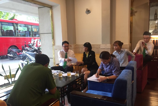 Tài xế taxi bị tố ‘chém’ khách nước ngoài 1,2 triệu đồng cho 8km nói gì? Đại diện Tập đoàn Mai Linh làm việc với công an phường Bến Nghé và khách hàng