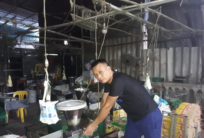 Vì sao Ấn Độ hạn chế nhập khẩu hương nhang Việt Nam? Anh Trần Văn Trãi, một hộ sản xuất hương ở xã Phú Túc (huyện Phú Xuyên, Hà Nội) phải tạm dừng sản xuất do không xuất được hàng sang Ấn Độ