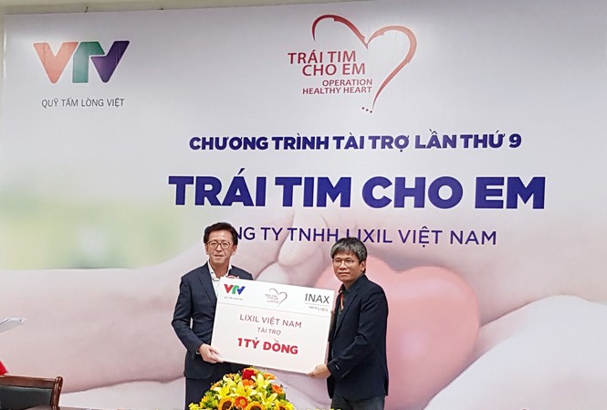 Tài trợ 1 tỷ đồng phẫu thuật tim cho trẻ em Ông Masahiko Hiramoto, Tổng giám đốc Công ty LIXIL Việt Nam (trái) trao biểu trưng cam kết tài trợ 1 tỷ đồng cho Chương trình
