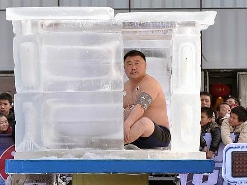 Thi ngồi trong băng suốt 2 ngày không ăn uống Thi ngồi trong băng suốt 2 ngày không ăn uống