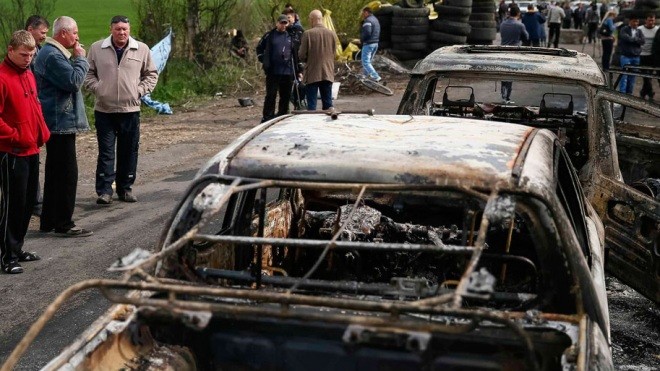 Ukraine tố Nga dàn dựng vụ tấn công Slavyansk Hiện trường vụ tấn công. Ảnh: Reuters