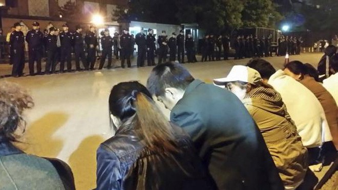 Người thân hành khách MH370 giam giữ nhân viên Malaysia Airlines Thân nhân hành khách bên ngoài Đại sứ quán Malaysia tại Bắc Kinh hôm 25/4