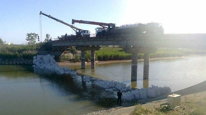 Ukraine xây đập để cắt nguồn nước của Crimea Con đập ngăn nước tới Crimea đang được xây dựng. Ảnh: Itar-Tass