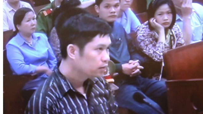Lời khai mới tiết lộ của bác sĩ ném xác phi tang khách hàng Nguyễn Mạnh Tường tại phiên xử ngày 14/4/2014.