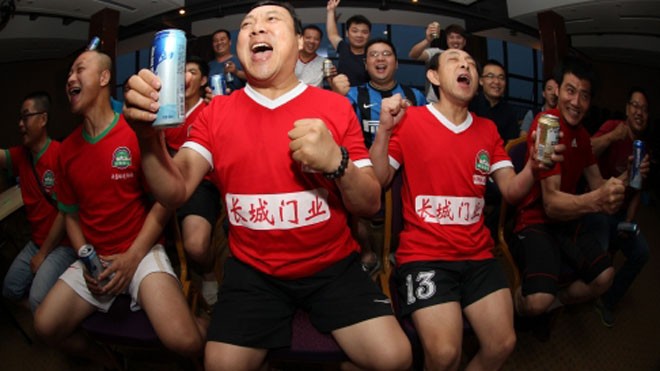 Những cái chết 'lãng xẹt' vì World Cup Nhiều fan thức trắng đêm để xem World Cup (Ảnh: SCMP)